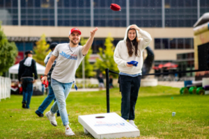 密歇根州立大学丹佛分校的学生在玩玉米洞